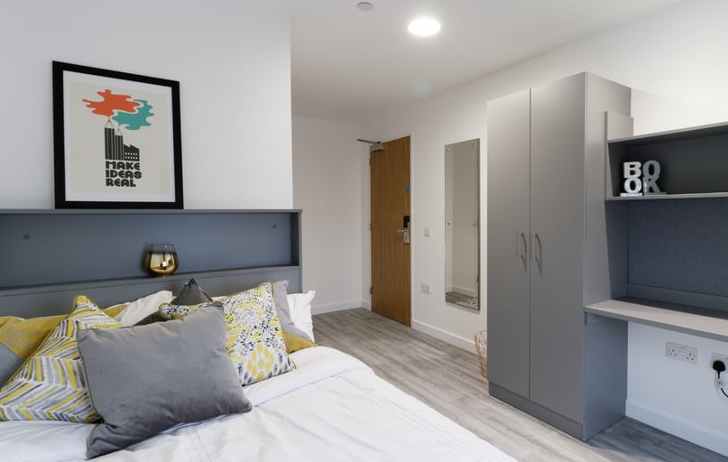 Sky View Plus En Suite, Oldway Centre, 39 High Street, City Centre, Swansea - Image 1